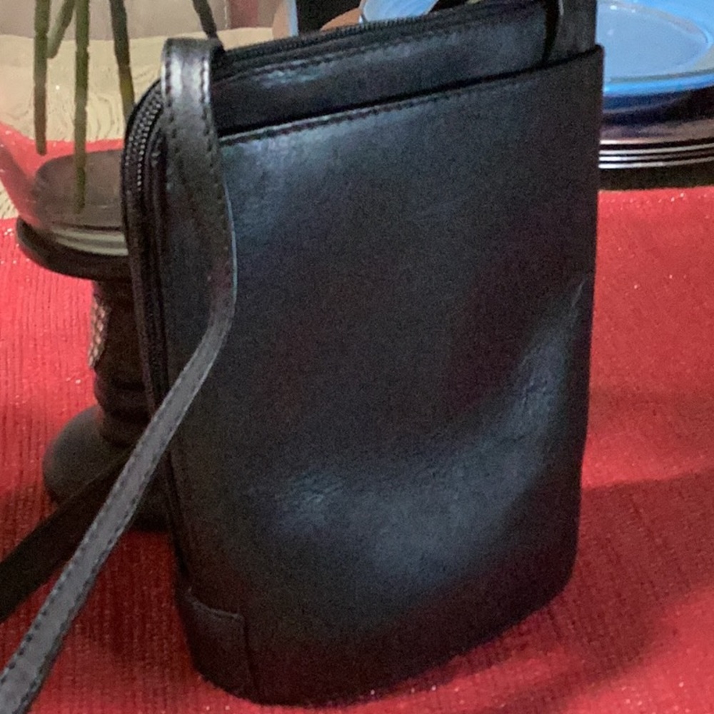 Wilsons Leather Maxima Black Cross-Body Soft Black